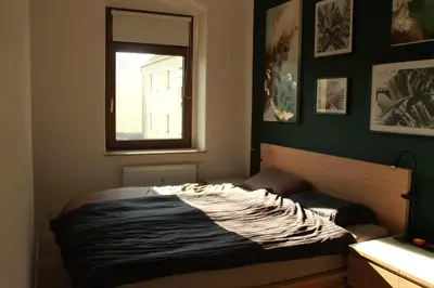 Ein Bett oder Betten in einem Zimmer der Unterkunft 3 Raum Businessapartment in der Kulturhauptstadt 2025 #Kaffeevollautomat #65 Zoll TV mit Surround Soundanlage