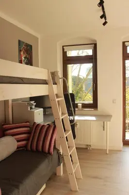 Ein Etagenbett oder Etagenbetten in einem Zimmer der Unterkunft 3 Raum Businessapartment in der Kulturhauptstadt 2025 #Kaffeevollautomat #65 Zoll TV mit Surround Soundanlage