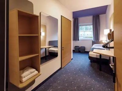 Ein Bett oder Betten in einem Zimmer der Unterkunft B&B HOTEL Dresden City-Süd