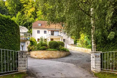 Ein Garten an der Unterkunft Elbvilla Pirna mit Sauna und Kamin mit privatem Zugang zur Elbe