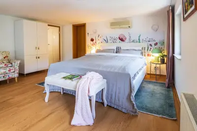 Ein Bett oder Betten in einem Zimmer der Unterkunft Elbvilla Pirna mit Sauna und Kamin mit privatem Zugang zur Elbe