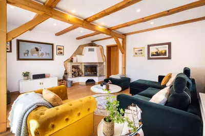 Ein Sitzbereich in der Unterkunft Elbvilla Pirna mit Sauna und Kamin mit privatem Zugang zur Elbe