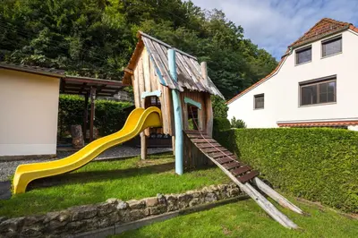 Ein Kinderspielbereich in der Unterkunft Elbvilla Pirna mit Sauna und Kamin mit privatem Zugang zur Elbe