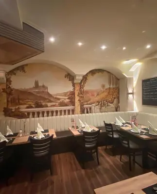 Ein Restaurant oder anderes Speiselokal in der Unterkunft Ferienwohnung Rosso Vino 1