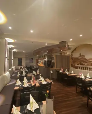 Ein Restaurant oder anderes Speiselokal in der Unterkunft Ferienwohnung Rosso Vino 1