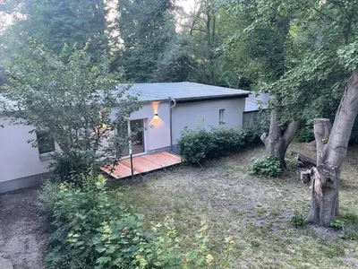 Ein Garten an der Unterkunft Niemtscher Lodge am See