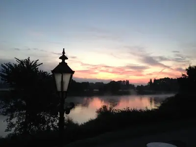 Blick auf einen Fluss in der Nähe des Hotels