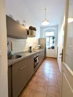 Küche/Küchenzeile in der Unterkunft Helles Geräumiges Appartement - 10 Min zur Neustadt - Privatparkplatz