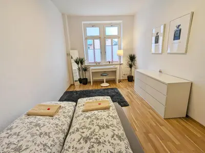 Ein Bett oder Betten in einem Zimmer der Unterkunft Helles Geräumiges Appartement - 10 Min zur Neustadt - Privatparkplatz