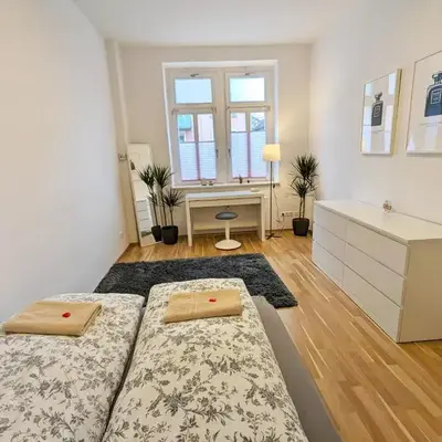 Helles Geräumiges Appartement - 10 Min zur Neustadt - Privatparkplatz