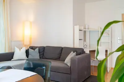 Ein Sitzbereich in der Unterkunft Wohnglück mit Balkon im Preußischen Viertel