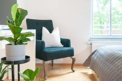 Ein Sitzbereich in der Unterkunft Wohnglück mit Balkon im Preußischen Viertel