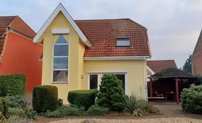 Das Gebäude in dem sich das Ferienhaus befindet