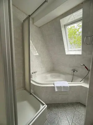 Ein Badezimmer in der Unterkunft Modernes Familienapartment mit Parkplatz nahe Großer Garten