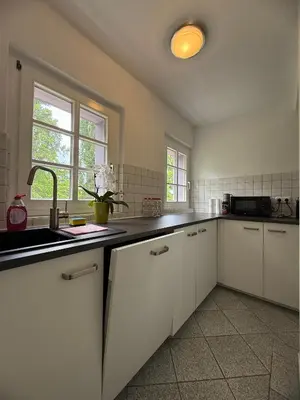 Küche/Küchenzeile in der Unterkunft Modernes Familienapartment mit Parkplatz nahe Großer Garten