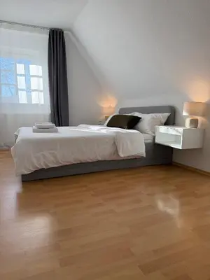 Ein Bett oder Betten in einem Zimmer der Unterkunft Modernes Familienapartment mit Parkplatz nahe Großer Garten