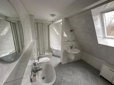 Ein Badezimmer in der Unterkunft Modernes Familienapartment mit Parkplatz nahe Großer Garten
