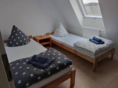 Ein Bett oder Betten in einem Zimmer der Unterkunft Ferienwohnung im sanierten Denkmal max 5 Personen FeWo2