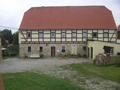 Das Gebäude in dem sich das Ferienhaus befindet