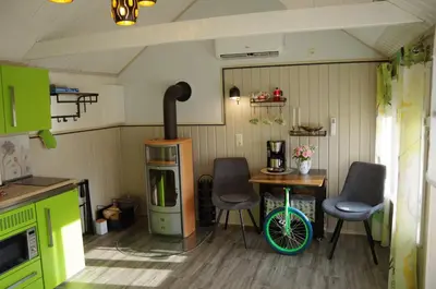 Küche/Küchenzeile in der Unterkunft Ferienhaus Tinylausitz mit Kamin und Sauna