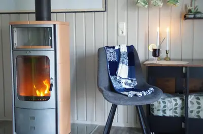 Ein Sitzbereich in der Unterkunft Ferienhaus Tinylausitz mit Kamin und Sauna