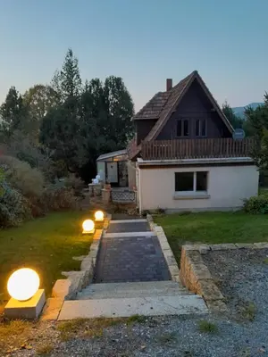 Das Gebäude in dem sich das Ferienhaus befindet