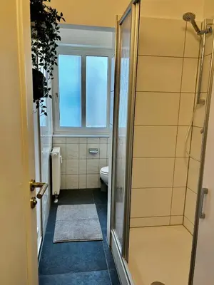 Ein Badezimmer in der Unterkunft 2-room apartment in Dresden's Neustadt