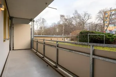 Ein Balkon oder eine Terrasse in der Unterkunft Cityapartment mit großem Balkon am Stadtpark- DisneyPlus und 300mbs Internet