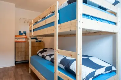 Ein Bett oder Betten in einem Zimmer der Unterkunft Cityapartment mit großem Balkon am Stadtpark- DisneyPlus und 300mbs Internet