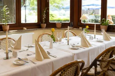Ein Restaurant oder anderes Speiselokal in der Unterkunft Hotel Elbpromenade