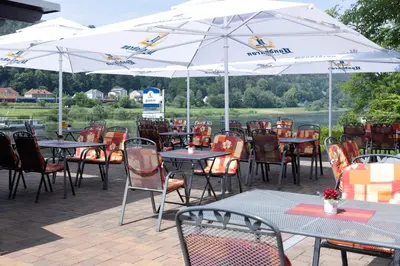 Ein Restaurant oder anderes Speiselokal in der Unterkunft Hotel Elbpromenade