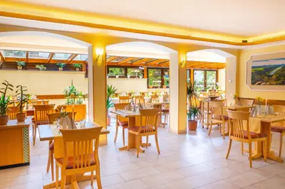Ein Restaurant oder anderes Speiselokal in der Unterkunft Hotel Elbpromenade