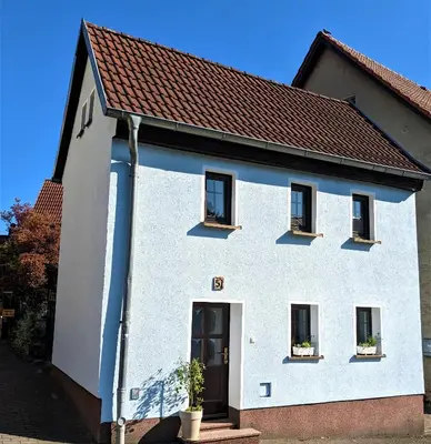 Das Gebäude in dem sich das Ferienhaus befindet