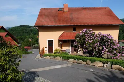 Das Gebäude in dem sich die Ferienwohnung befindet