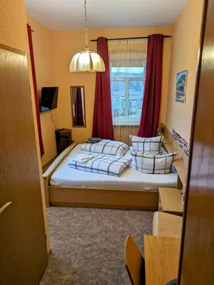 Ein Bett oder Betten in einem Zimmer der Unterkunft Bahnhotel Dippoldiswalde