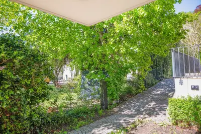 Ein Garten an der Unterkunft Wohnung in Loschwitz mit Parkplatz
