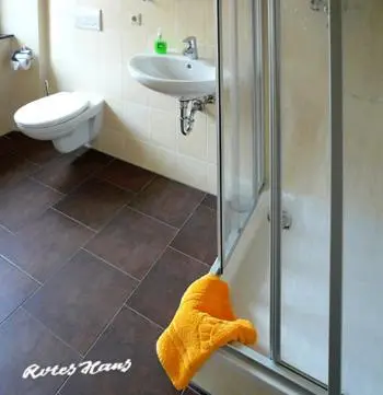 Ein Badezimmer in der Unterkunft Pension Rotes Haus