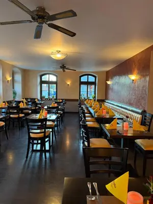Ein Restaurant oder anderes Speiselokal in der Unterkunft Pension Rotes Haus