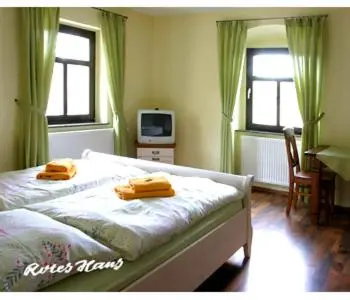 Ein Bett oder Betten in einem Zimmer der Unterkunft Pension Rotes Haus