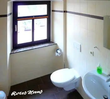 Ein Badezimmer in der Unterkunft Pension Rotes Haus
