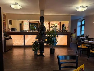 Ein Restaurant oder anderes Speiselokal in der Unterkunft Pension Rotes Haus