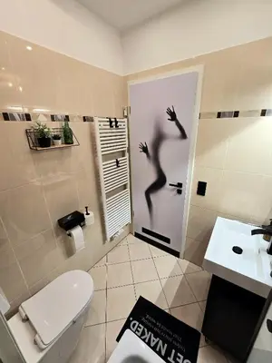 Ein Badezimmer in der Unterkunft Einmaliges City Apartment über den Dächern der Neustadt - Fifty Shades of Green