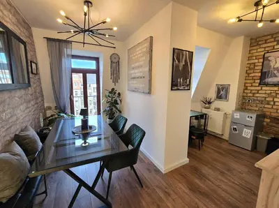 Ein Sitzbereich in der Unterkunft Einmaliges City Apartment über den Dächern der Neustadt - Fifty Shades of Green