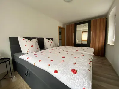 Ein Bett oder Betten in einem Zimmer der Unterkunft FeWo - 