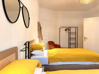 Ein Bett oder Betten in einem Zimmer der Unterkunft NewCityHome - Dresden - 3 Zi - Garden Apartment Flora - Urban