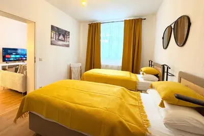 Ein Bett oder Betten in einem Zimmer der Unterkunft NewCityHome - Dresden - 3 Zi - Garden Apartment Flora - Urban