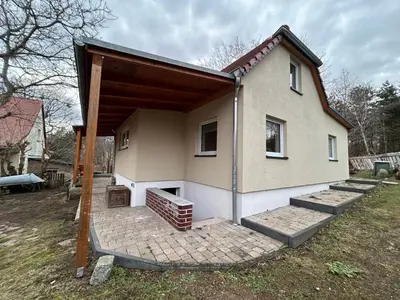 Das Gebäude in dem sich das Ferienhaus befindet