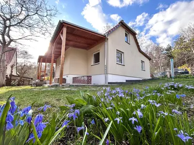 Das Gebäude in dem sich das Ferienhaus befindet