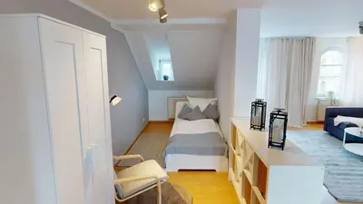 Ein Bett oder Betten in einem Zimmer der Unterkunft Wohnen im Gründerzeitviertel auf dem Kaßberg, WLAN
