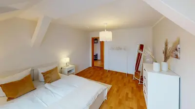 Ein Bett oder Betten in einem Zimmer der Unterkunft Wohnen im Gründerzeitviertel auf dem Kaßberg, WLAN